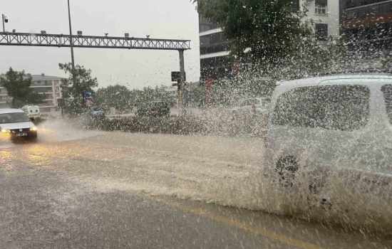Denizli’de Yoğun Yağış Trafiği Olumsuz Etkiledi
