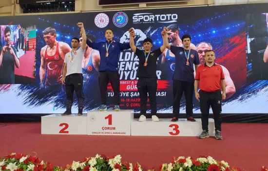 Denizlili Güreşçi İki Şampiyonlukla Göz Doldurdu