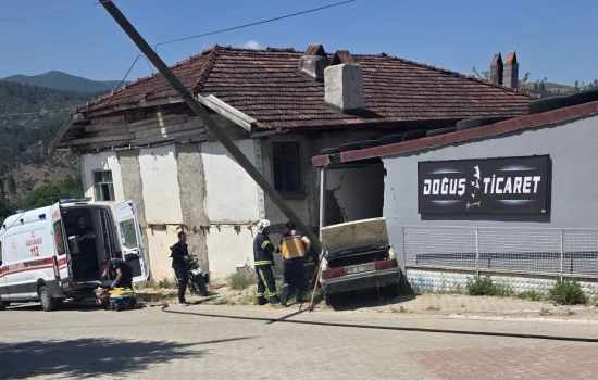 Depo duvarına çarpan otomobilin içindeki yaşlı çift maalesef yaşamını yitirdi.