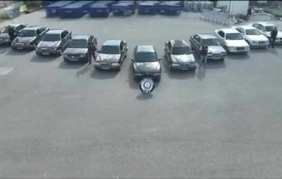 Kazalı lüks otomobilleri değişim yoluyla satışa sunan çeteye operasyon düzenlendi.