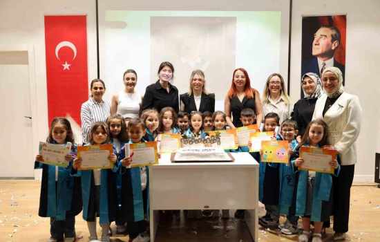 Merkezefendi'deki Kreş Öğrencilerinin Mezuniyet Coşkusu