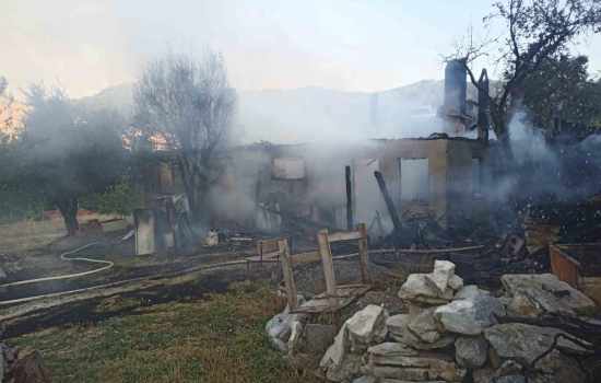 Tek katlı evdeki yangın, alevlerin geride bıraktığı tahribatla harabe görüntüsü oluşturdu