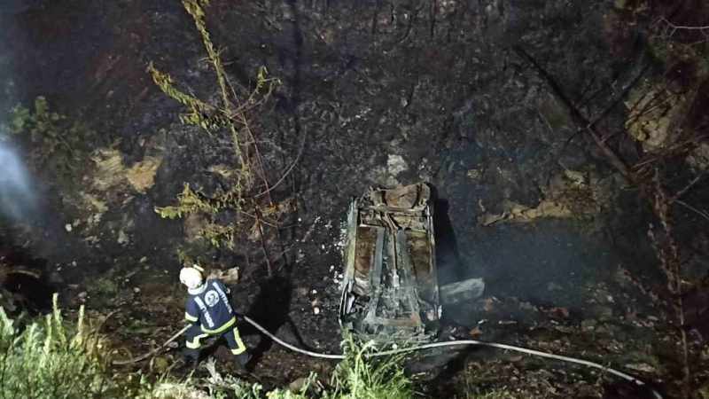 Şarampole devrilen araç, ormanda yangın çıkardı