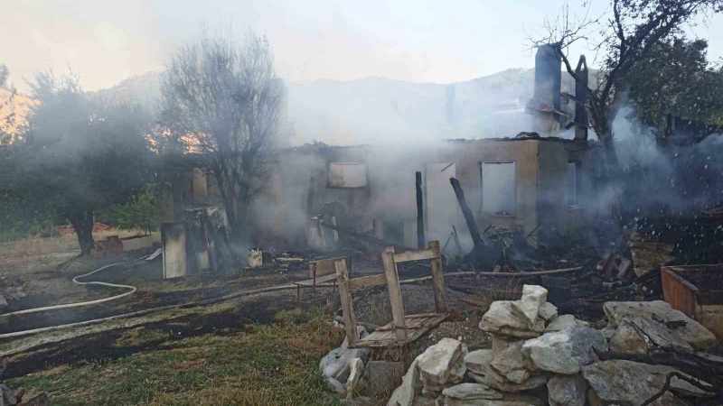 Tek katlı evdeki yangın, alevlerin geride bıraktığı tahribatla harabe görüntüsü oluşturdu