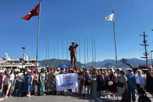Denizli Büyükşehir'in düzenlediği kurslarla yüzme becerisini kazanan kadınlar, denizle buluşmanın mutluluğunu yaşadı.
