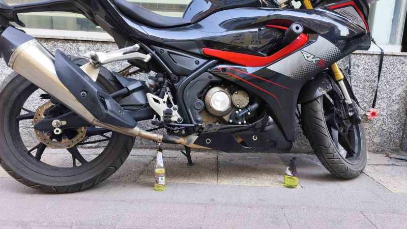 Deneyimsiz kundakçı motosikleti ateşe veremedi