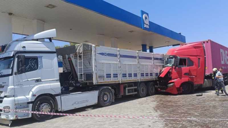 Baygınlık geçiren tır sürücüsü, akaryakıt istasyonunda başka bir tıra çarptı