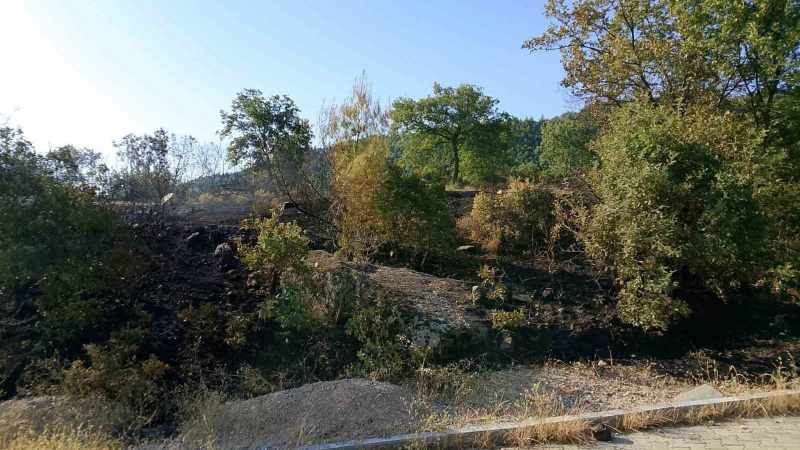 Bostanyeri'nde örtü yangını kısa sürede söndürüldü, alevler yayılmadan kontrol altına alındı.