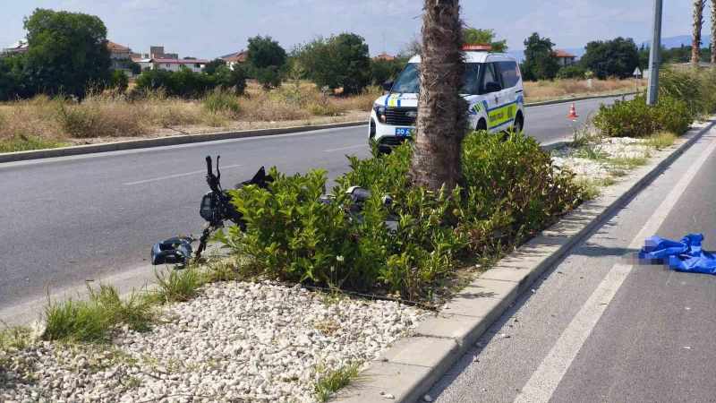 Denizli'de Motosikletle Ağaçla Çarpışan Sürücü Ciddi Yaralandı