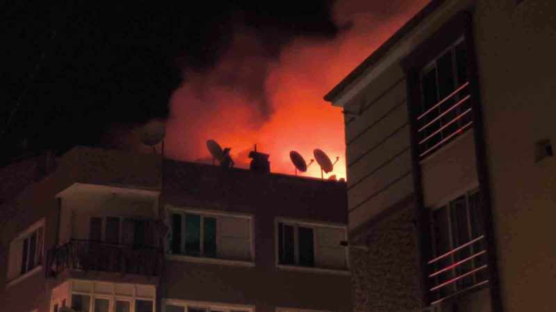 Denizli'de Yanan Çatıya Hortumla Tırmanan Vatandaş, Mahallede İnanılmaz Anlar Yaşattı