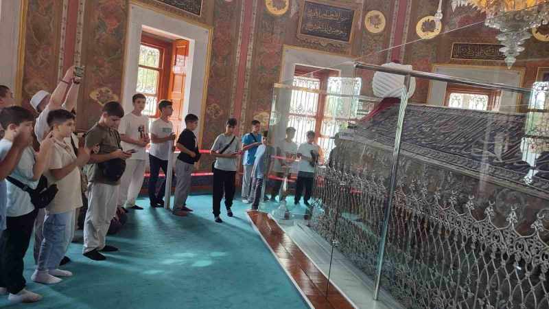 Eğitimlerini başarıyla tamamlayan hafızlar, geçmişin izlerini takip ederek tarihi bir yolculuğa çıktılar.