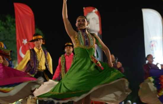 20. Uluslararası Halk Dansları Festivali'nde coşku dolu anlar devam ediyor