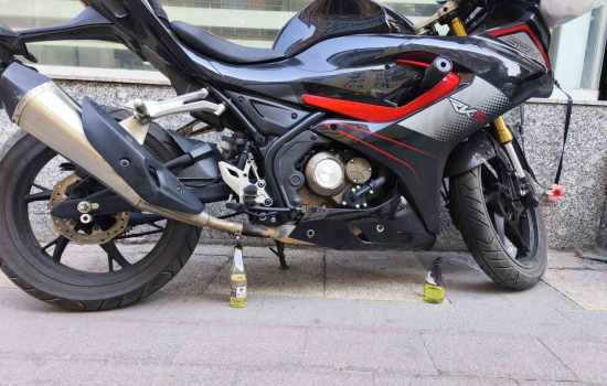 Deneyimsiz kundakçı motosikleti ateşe veremedi