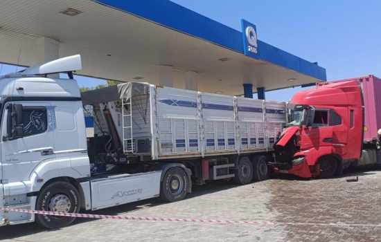 Baygınlık geçiren tır sürücüsü, akaryakıt istasyonunda başka bir tıra çarptı