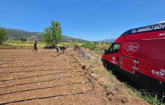 Denizli Büyükşehir, tarım arazilerine soğuk su ve limonata gönderdi