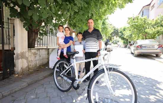 Denizli Büyükşehir, çocuklara bisiklet hediye etti