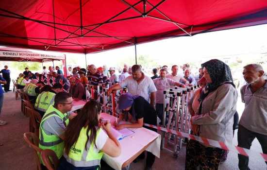 Denizli Büyükşehir Belediyesi'nin sera naylonu yardımlarının ilk teslimatı Kale ilçesinde yapıldı.
