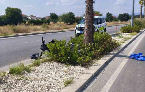Denizli'de Motosikletle Ağaçla Çarpışan Sürücü Ciddi Yaralandı