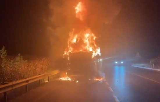 Denizli'de hareket halindeki tırda yangın paniği!