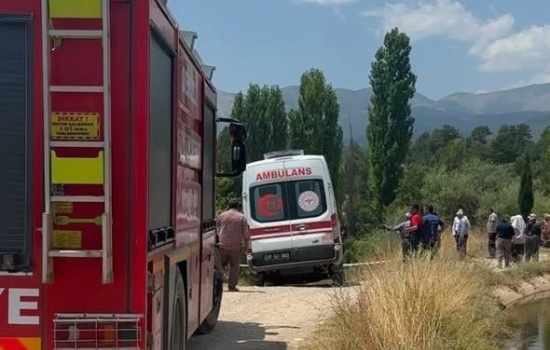 Devriyle Yola Düşen Traktörün Altında Kalan Genç Kadın Hayatını Kaybetti