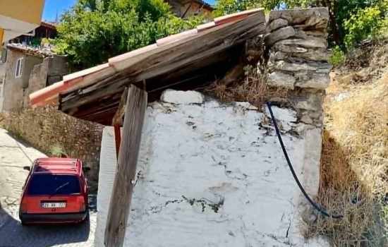 Tarihi çeşmenin çatısı büyük bir tehdit altında kalıyor