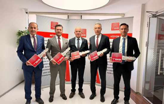 Tavas Belediyesi'ne 22 Ton Kapasiteli Yeni Ekskavatör Temin Edildi