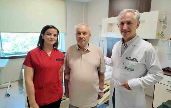 Ameliyata uyanık bir şekilde alınan hasta, şah damarındaki %90’lık darlığı başarıyla aştı