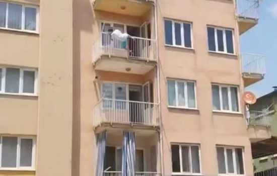 Yarı çıplak bir kadın sokağa çıkarak 3. kattan atladı