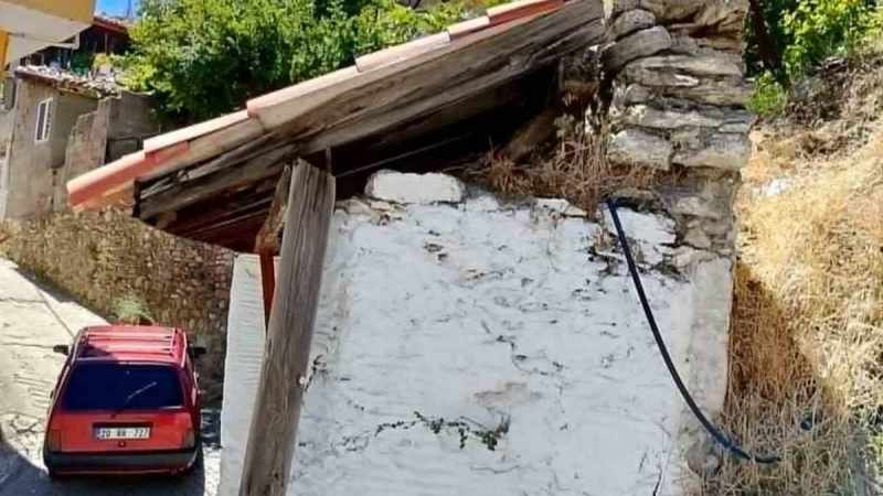 Tarihi çeşmenin çatısı büyük bir tehdit altında kalıyor