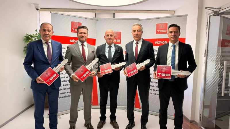 Tavas Belediyesi'ne 22 Ton Kapasiteli Yeni Ekskavatör Temin Edildi