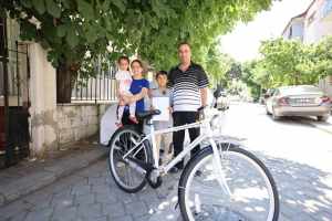 Denizli Büyükşehir, çocuklara bisiklet hediye etti