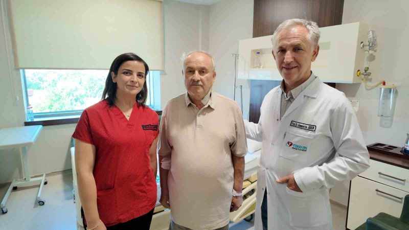 Ameliyata uyanık bir şekilde alınan hasta, şah damarındaki %90’lık darlığı başarıyla aştı