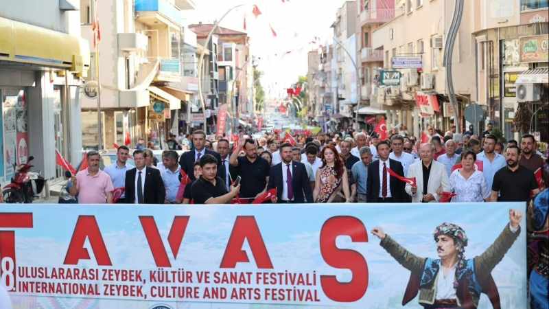 Denizli'de 8. Tavas Zeybek Kültür ve Sanat Festivali, coşkulu kortej yürüyüşü ile kapılarını açtı