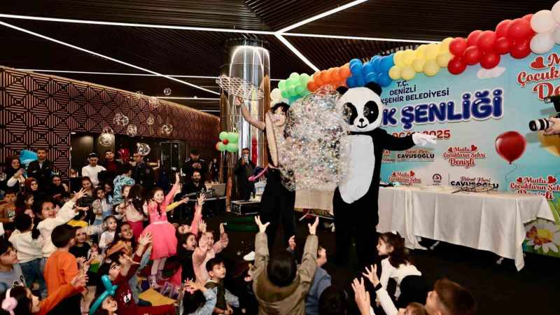 Denizli'de Çocuk Şenliği Yaz Tatilini Renklendiriyor