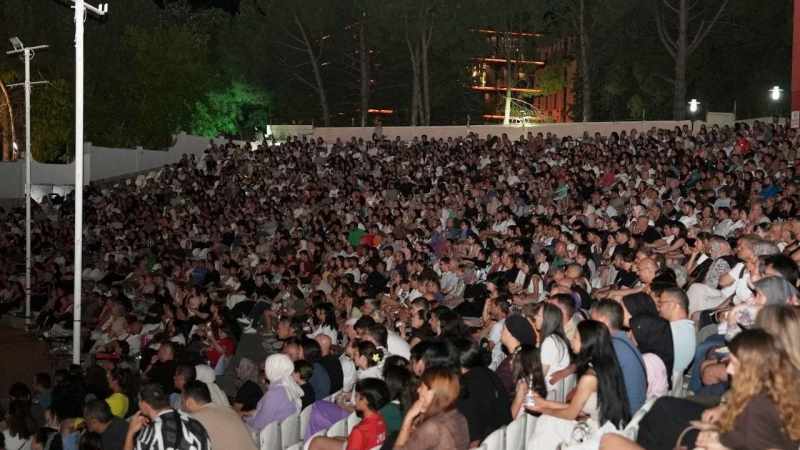 Denizli'de açık havada sinema keyfi sürüyor!