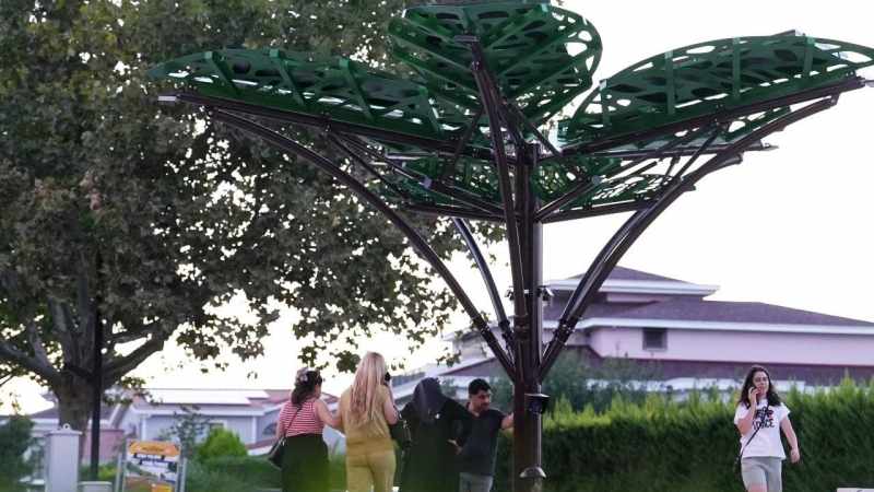 Denizli’de Koşu Yolu’na Solar Ağaç kuruldu