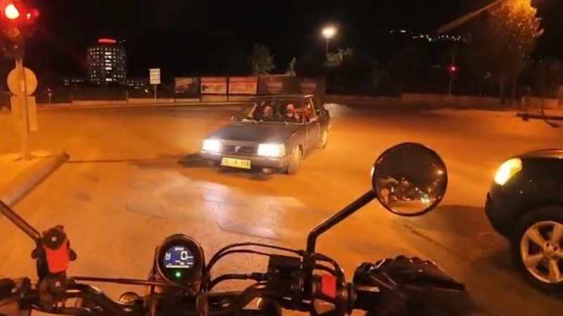Denizli'de ters şeritten gelen otomobil motosikletliye ölüm tehlikesi yaşattı