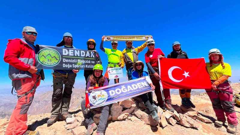 Denizli'nin dağcıları Hakkâri zirvesini fethetti!