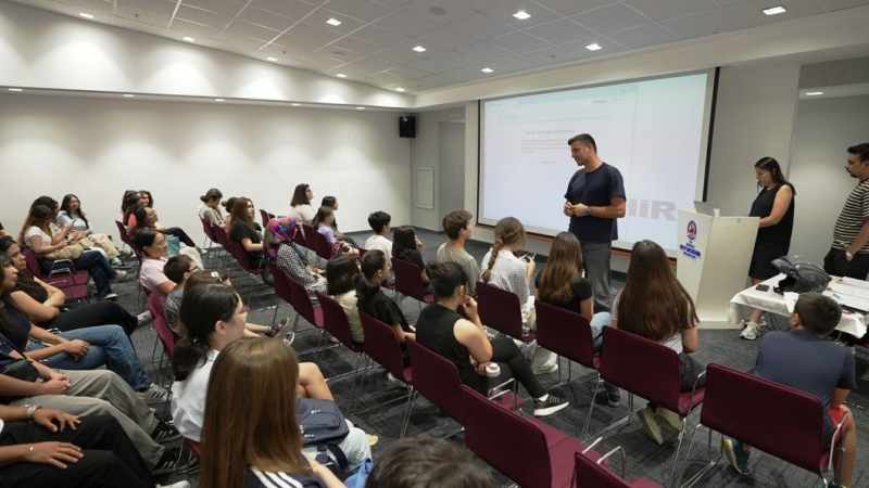 İngilizce Konuşma Kulübü Eğitim Sürecini Başarıyla Tamamladı