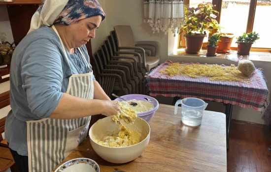 Buldan’da ev hanımları tarhana ve erişte hazırlıklarına başladı