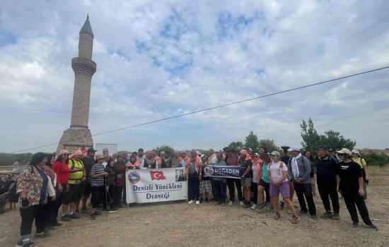 Çal’da Tarih Yeniden Hayat Buldu: Deve ve Atlarla Oluşan Kervan Asırlık Yolda Yürüyüşe Geçti