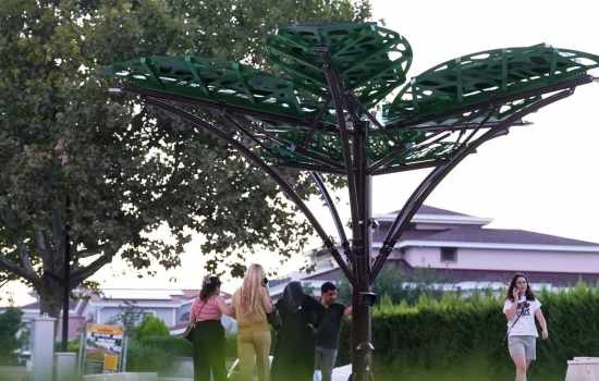 Denizli’de Koşu Yolu’na Solar Ağaç kuruldu