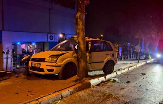 Denizli'de Direksiyon Hakimiyetini Kaybeden Otomobil Ağaca Çarptı