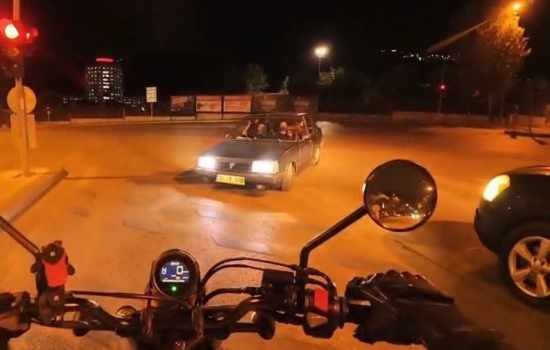 Denizli’de ters şeritten gelen otomobil motosikletliye çarpmaktan son anda kurtuldu