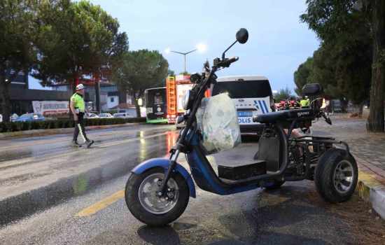 Motosiklet devrildi, sürücü otobüsün altında hayatını kaybetti: 1 ölü