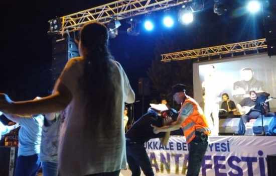 Pamukkale Belediyesi zabıtası, engelli çocuğu pistten uzaklaştırmaya çalıştı