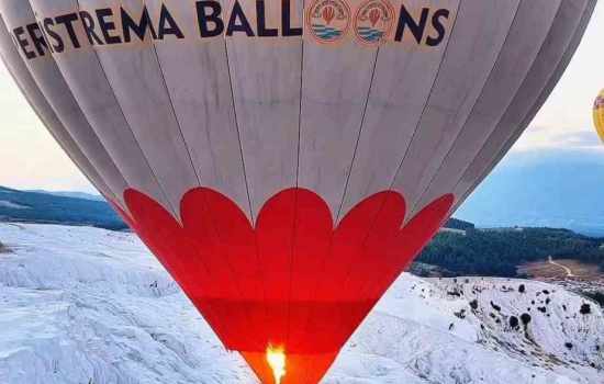 Pamukkale semalarında bayraklı balonlarla 30 Ağustos kutlaması
