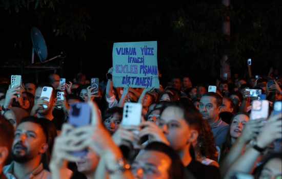 Tavas Zeybek Festivali'nde Merve Özbey ile eşsiz bir müzik şöleni gerçekleştirildi