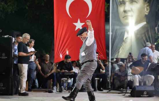 Üstadlar ve genç yetenekler 'Zeybek Ateşi'ni tutuşturdu