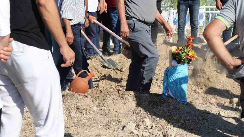 Ölen Bebeğin Kundak Bezi Mezar Taşına Sarıldı